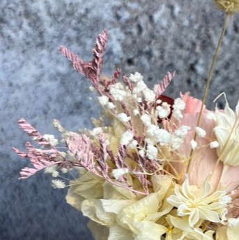 Mini "cat" vase with preserved flowers