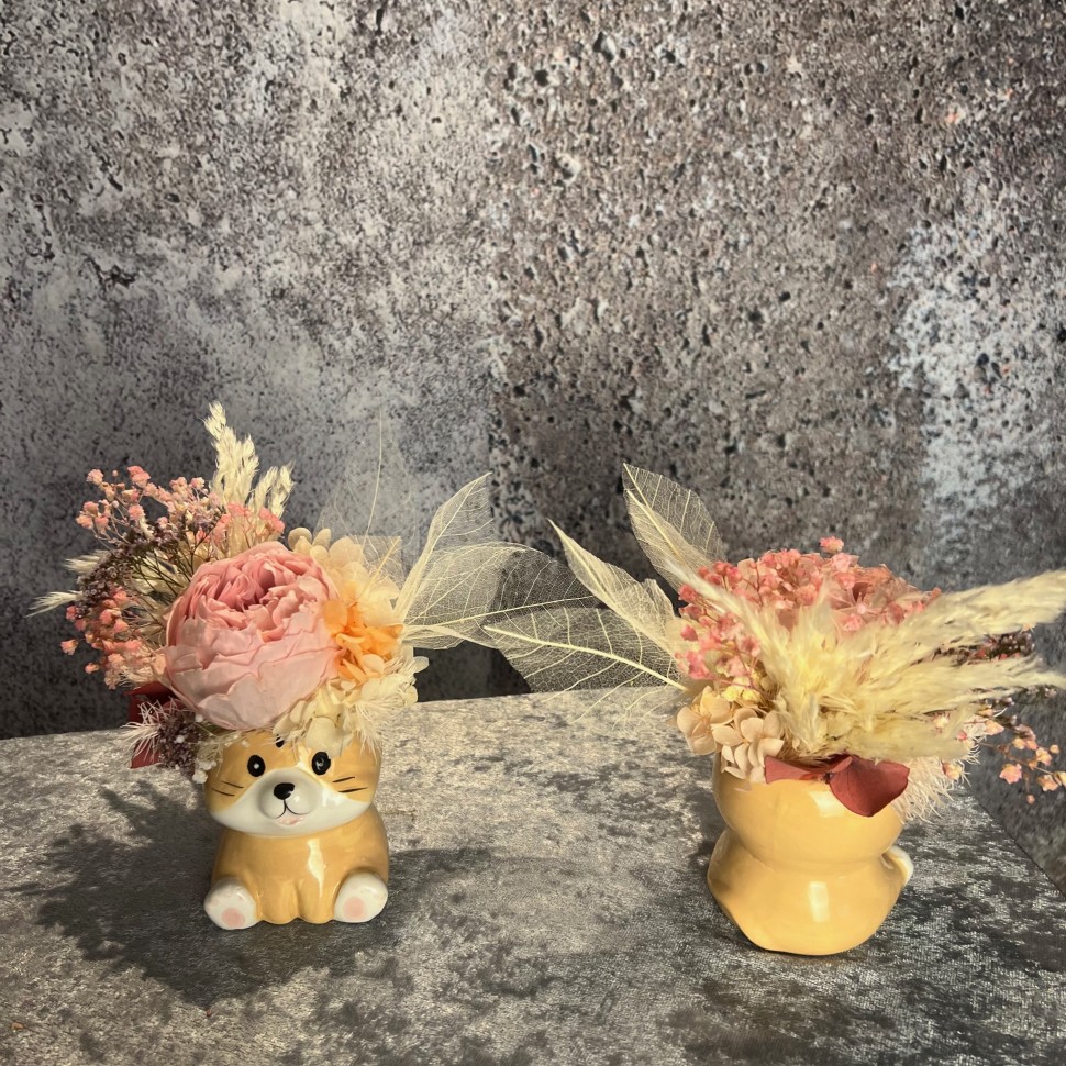 Mini "cat" vase with preserved flowers Mini "cat" vase with preserved flowers