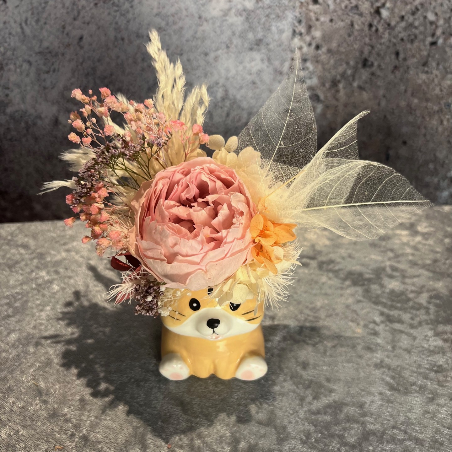 Mini "cat" vase with preserved flowers