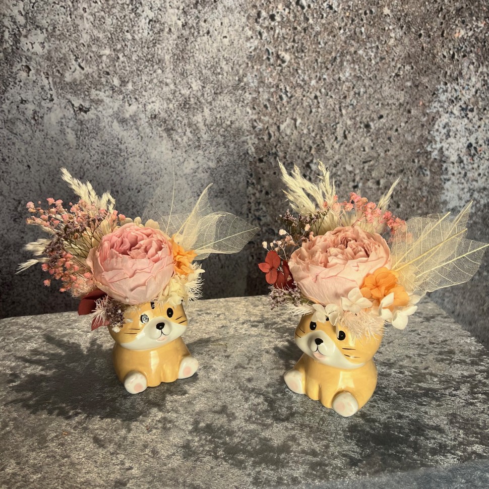 Mini "cat" vase with preserved flowers Mini "cat" vase with preserved flowers
